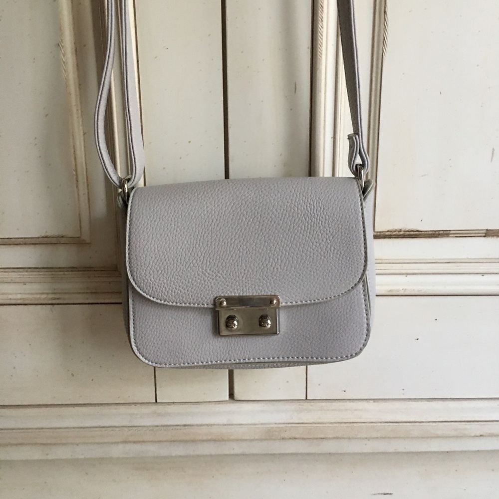 ๐ฉถ Lovely gently used grey & silver pebbled leather adjustable crossbody purse - Picture 8 of 16